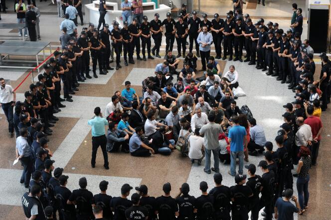 Des policiers entourent d'anciens collègues arrêtés pour 