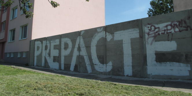 Dans le quartier de Zapad, à Kosice, une dalle de béton où est inscrit le mot 