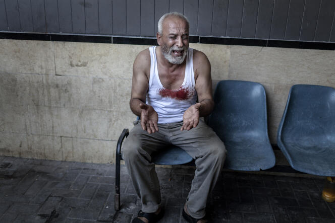 Un Palestinien pleure la mort de son fils tué dans un bombardement israélien, à l'hôpital Al-Shifa, le 28 juillet. 