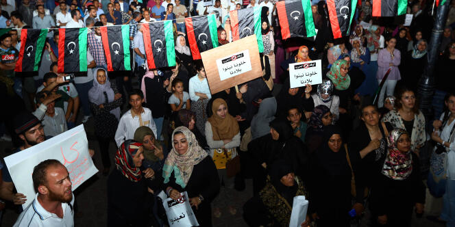 Alors que le pouvoir libyen brandit la menace d'une partition du pays, des citoyens rassemblés à Tripoli, la capitale, appellent à la fin des violences entre milices rivales, le 26 juillet 2014.    