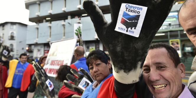 Le gouvernement équatorien a dénoncé l'ampleur de la pollution par la compagnie pétrolière américaine, qui a, elle, balayé ce « show médiatique ».