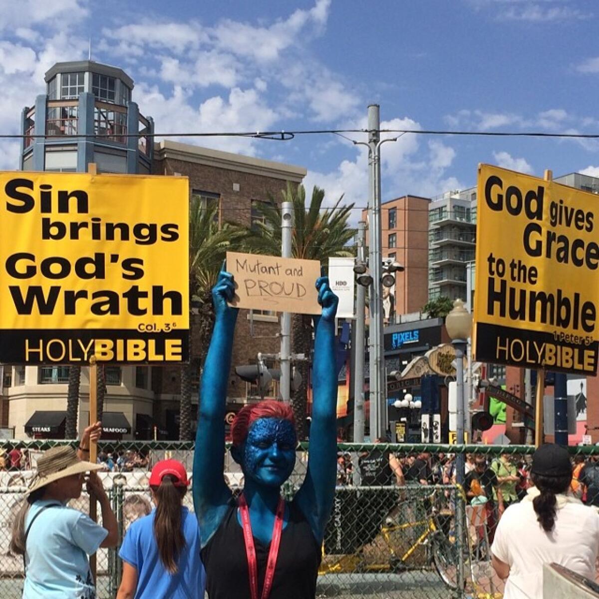 Une participante au Comic-Con brandit une pancarte "Mutante et fière", pour se moquer des manifestants chrétiens.