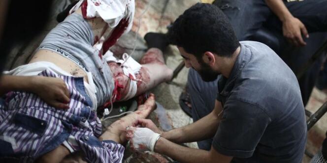 Selon un photographe de l'AFP présent à Douma, le bombardement a atteint plusieurs parties de la ville, dont un marché animé.