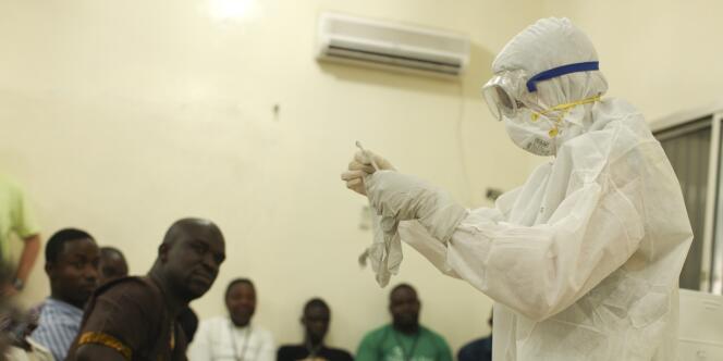 Formation de personnel pour faire face à l'épidémie du virus Ebola, au Liberia, le 30 juillet. 