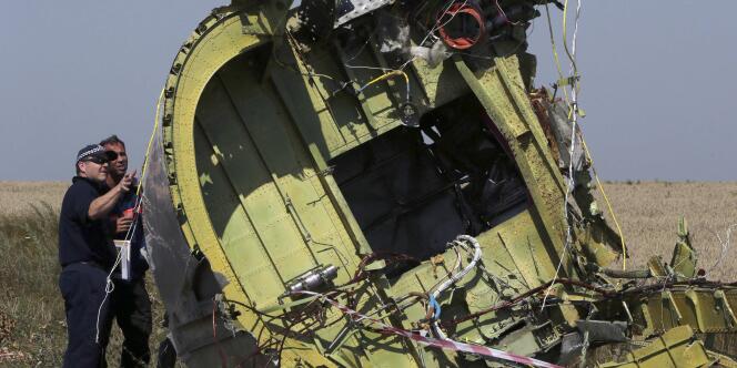 Des experts inspectent une partie du fuselage de l'avion malaisien abattu dans l'est de l'Ukraine.