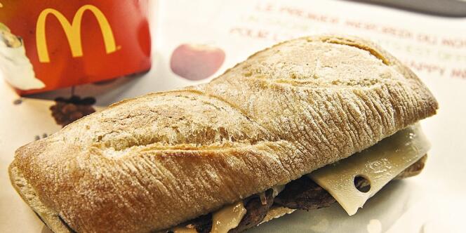 McDonald's propose des produits adaptés à la culture française, comme des sandwiches à base de baguette.