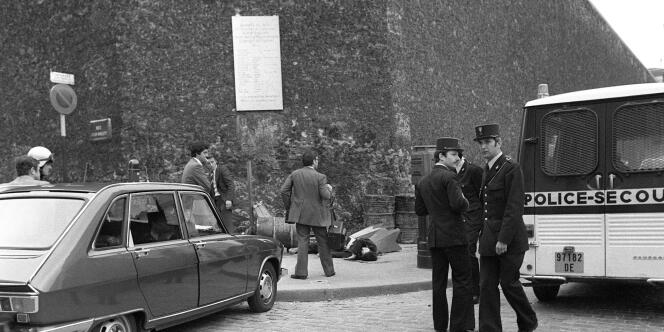 Vue générale du mur de la prison de la Santé à Paris, prise le 5 mai 1978, par lequel les gangsters Jacques Mesrine, Carman Rives et Francis Besse viennent de s'évader. Un gardien qui effectuait sa patrouille les a surpris et a ouvert le feu, blessant mortellement Carman Rives (à terre sur la photo).