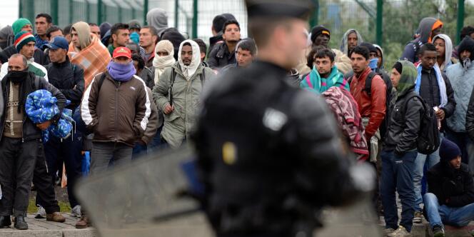 Des migrants attendent leur expulsion d'un camps de Calais, le 28 mai.