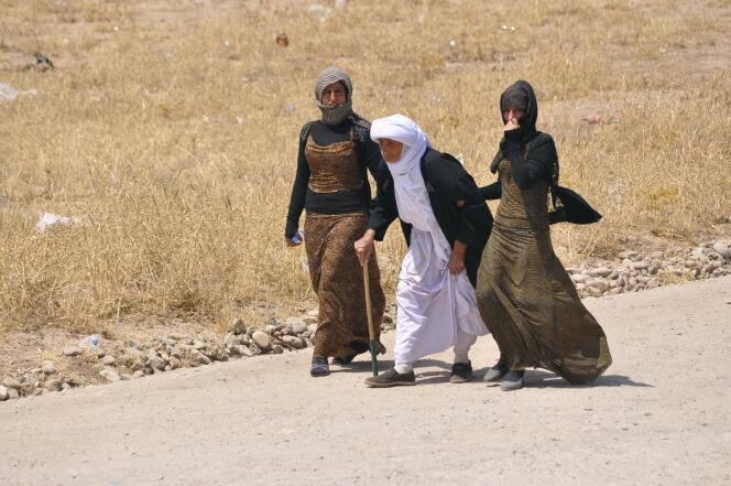 Des yazidis sur la route fuient l'avancée des djihadistes de l'Etat islamique en Irak, le 5 août 2014. 