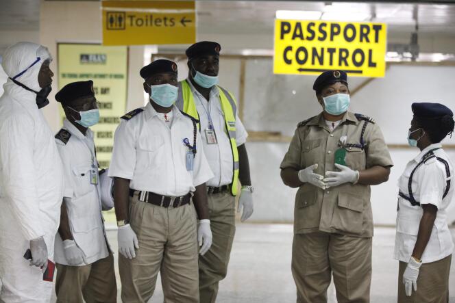 Le gouvernement nigérian a déployé un dispositif de contrôle de l'état de santé des passagers, comme ici à l'aéroport international de Lagos, le 4 août. 