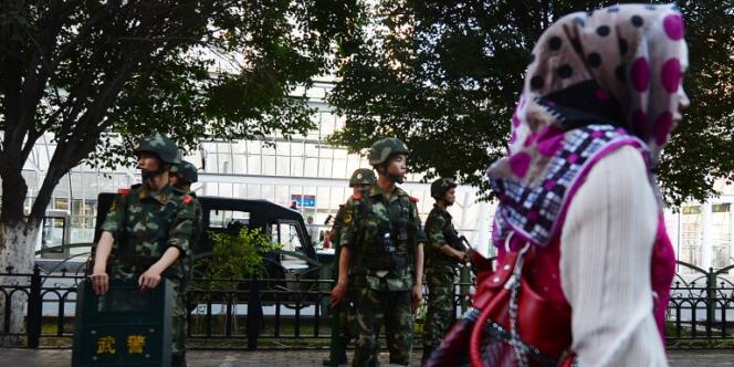 La police paramilitaire chinoise à Urumqi, dans la région peuplée par la minorité ouïgoure du Xinjiang le 30 juin.