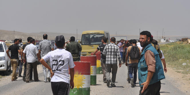 Des habitants de la ville de Sinjar, à l'ouest de Mossoul, fuient le conflit.