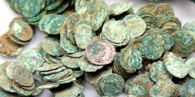 Des pièces anciennes trouvées dans un jardin en région parisienne en 2008.