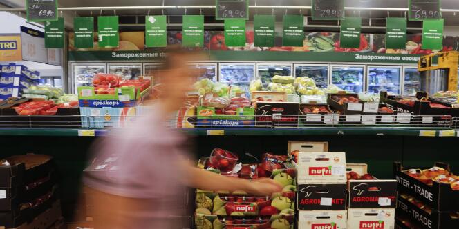 Les mesures de blocages de produits occidentaux inquiètent les producteurs de porc ou de fruits et légumes en France.