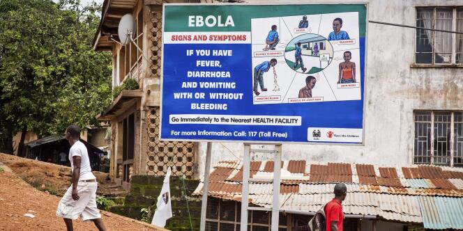 En Sierra Leone, une affiche encourage les personnes atteintes des symptômes d'Ebola à se rendre dans les centres de soins.