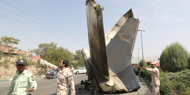 Un reste de l'avion qui s'est écrasé près de l'aéroport Mehrabad de Téhéran, dimanche 10 août.