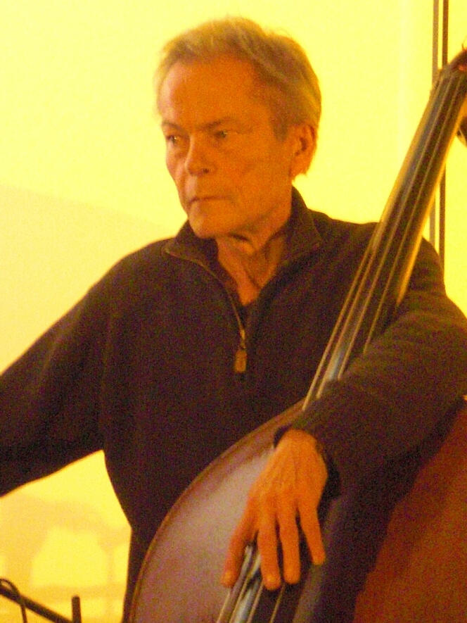 Le contrebassiste de jazz Jean-Jacques Avenel lors d'un concert à Cologne en Allemagne, le 15 octobre 2011.