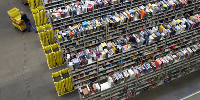 Des rayonnages de livres dans un centre logistique d'Amazon, à Bad Hersfled, en Allemagne, en 2007. 