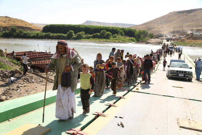 Des réfugiés yézidis traversent le Tigre à Pech Khabour, dimanche 10 août. 