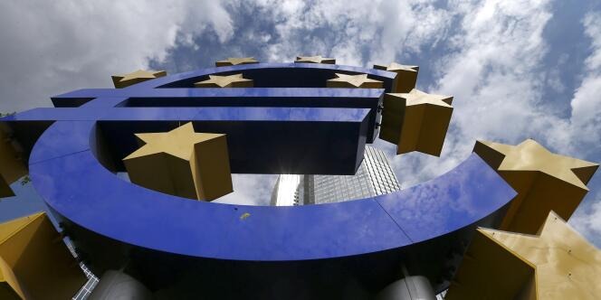 Le logo de l'euro, devant le quartier général de la Banque centrale européenne à Francfort, en Allemagne.