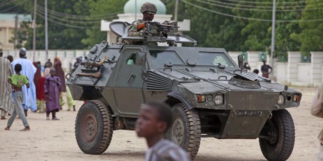 Un soldat à Maiduguri (Nigeria), à 180 km du village où ont été enlevés des dizaines d'hommes et de garçons le 15 août 2014.