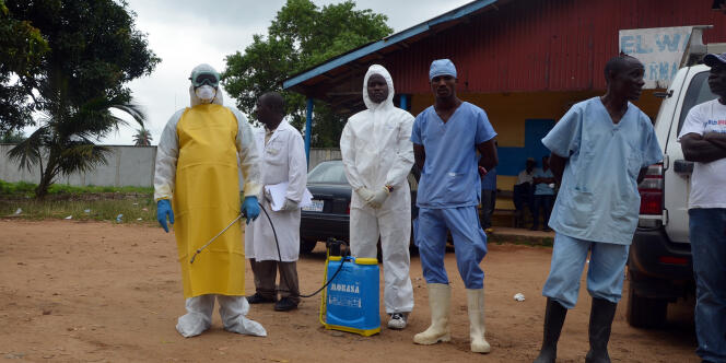 Des médecins et infirmiers attendant des patients atteints du virus Ebola à Monrovia, au Liberia.