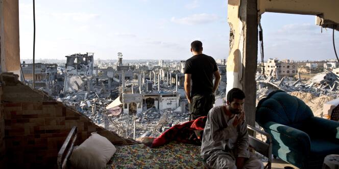 Depuis le 8 juillet, date de la nouvelle offensive israélienne dans la bande de Gaza, au moins 1 980 personnes sont mortes côté palestinien, majoritairement des civils, et 67 côté israélien, dont trois civils.