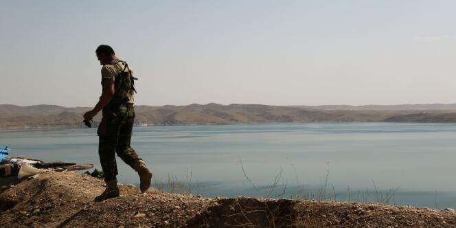Un peshmergha kurde sur le barrage de Mossoul, le 17 août.