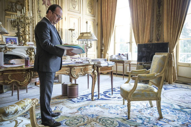 François Hollande dans son bureau du Palais de l'Elysée à Paris, mardi 19 août.