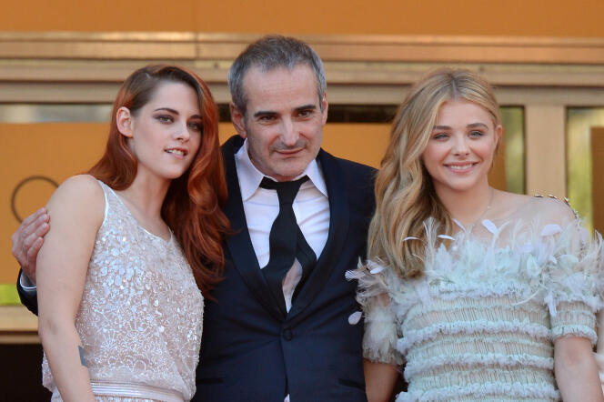 Le réalisateur Olivier Assayas entouré des actrices Kristen Stewart (à gauche) et Chloë Grace Moretz lors du 67e Festival de Cannes, le 23 mai 2014.