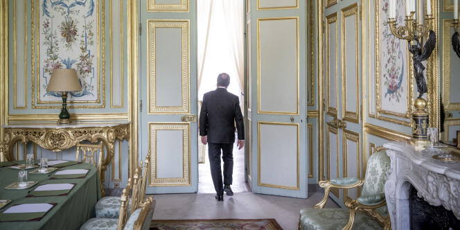 François Hollande quitte son bureau de l'Elysée, mardi 19 août à Paris.