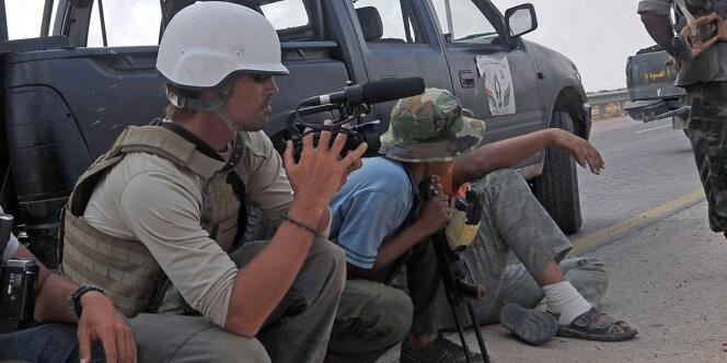 Le journaliste américain James Foley (à gauche), lors d’un reportage à Syrte, en Libye, en septembre 2011. Il a été assassiné par le groupe Etat islamique en août 2014.