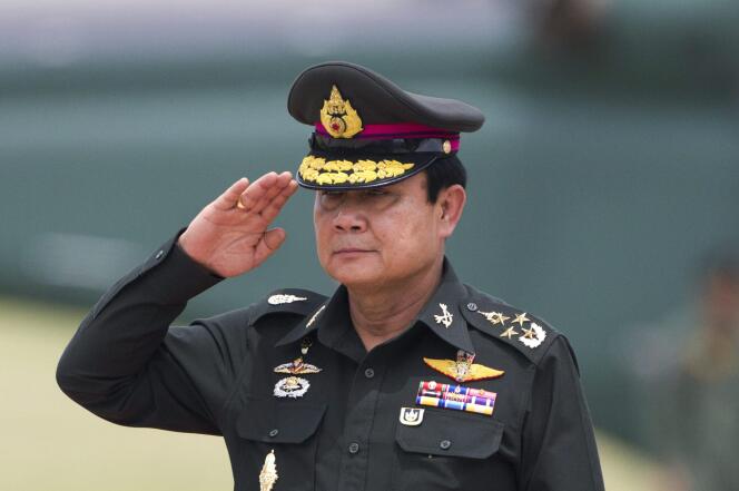 Ce passage au poste de premier ministre intervient à un moment-clé alors que Prayuth Chan-ocha devait prendre sa retraite de chef de l'armée de terre en septembre 2014.