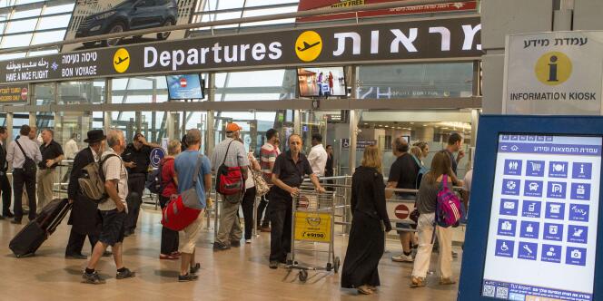Les passagers au départ de l'aéroport Ben-Gourion de Tel-Aviv, le 21 août.