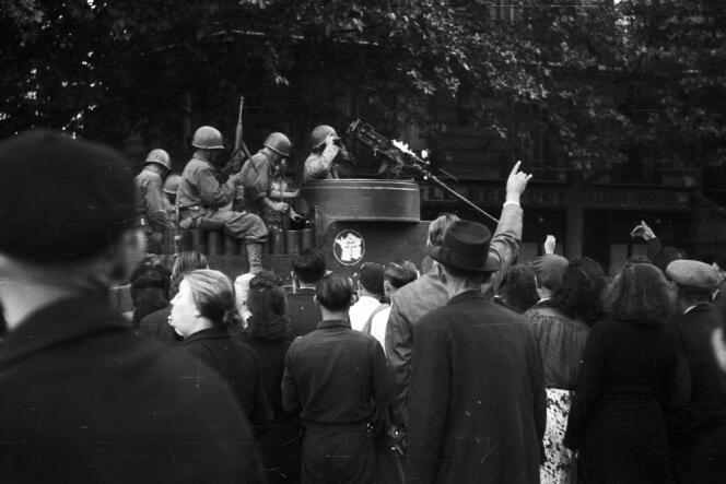 Pendant la libération de Paris, en août 1944.