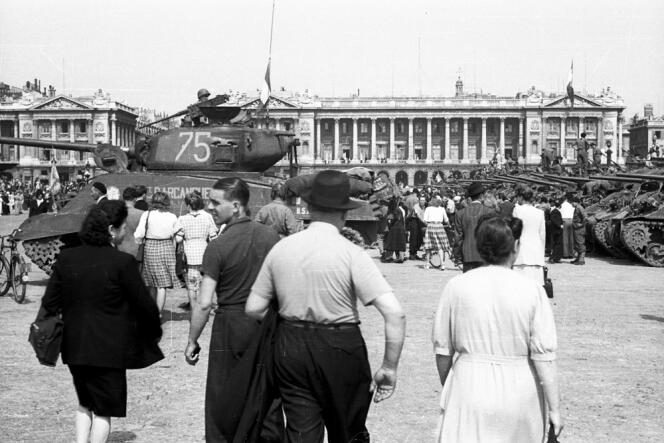 Pendant la libération de Paris, en août 1944.