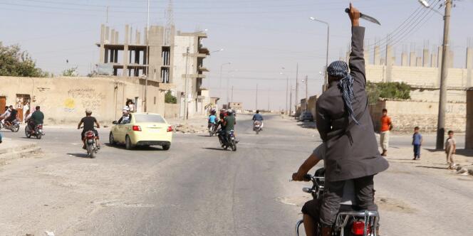 Des djihadistes de l'Etat islamique célèbrent la prise de l'aéroport de Tabqa le 24 août.