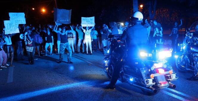 Le 24 août, à Atlanta (Géorgie), la population manifeste contre les violences policières, en réaction à la mort d’un adolescent à Ferguson (Missouri), quinze jours auparavant.