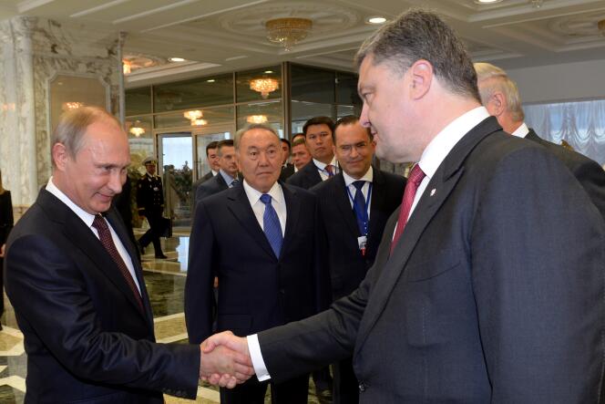 Les présidents ukrainien et russe se sont symboliquement serré la main. Mais rien ne laisse augurer une amélioration de leurs relations.