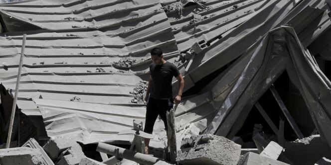 Un habitant de Gaza observe les dégâts dans le nord de la bande de Gaza, le 25 août 2014. 