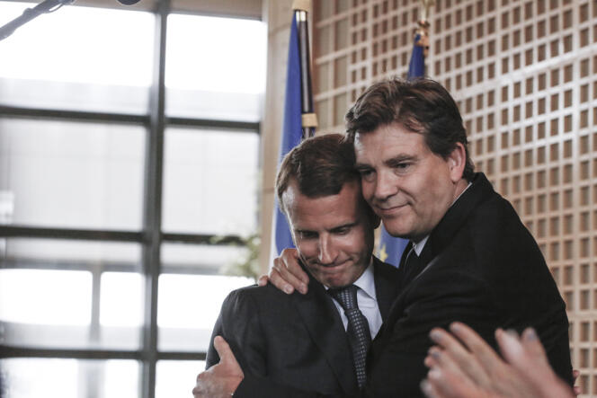 Passation des pouvoirs au ministère de l'économie entre Arnaud Montebourg et Emmanuel Macron, à Bercy, le 27 août.