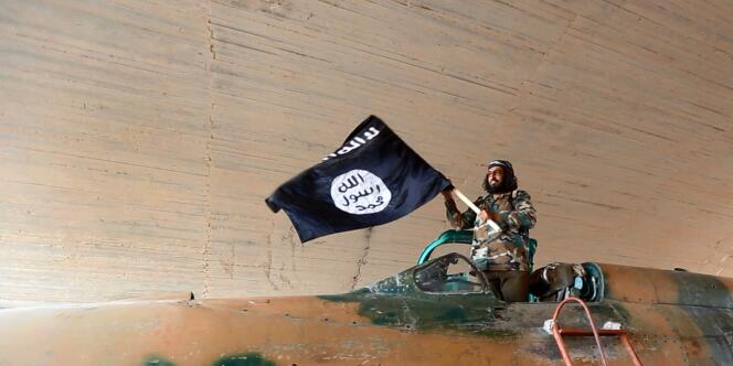 Un combattant de l'Etat islamique après la prise de la base aérienne de Tabka, en Syrie, le 25 août.