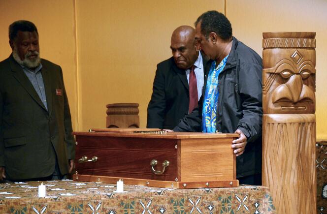 Les cercueils contenant les crânes du chef de guerre Ataï et de son guérisseur, le « Méche », restitués à leurs descendants kanaks au Muséum nationale d'histoire naturelle, à Paris, le 28 août 2014.