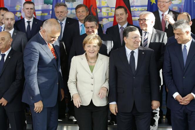 Angela Merkel entourée des premiers ministres bosnien (Vjekoslav Bevanda), albanais (Edi Rama), du président de la Commission européenne Jose Manuel Barroso et du premier ministre kosovar (Hashim Thaci), jeudi 28 août à Berlin.