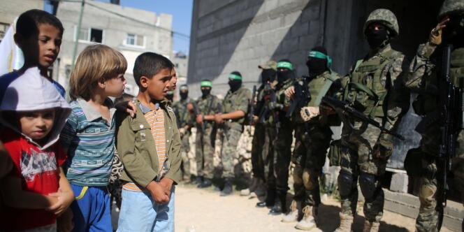 Des enfants regardent des combattants du Hamas à Rafah, le 28 août. 