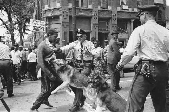 Le 3 mai 1963, à Birmingham (Alabama), lors d’une manifestation pour les droits civiques, un adolescent noir est agressé par un chien policier.