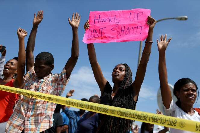 Le 19 août, à Saint-Louis (Missouri), après la mort d’un homme de 23 ans tué par la police, la population brandit des pancartes sur lesquelles il est écrit : « Mains en l’air, ne tirez pas ! »