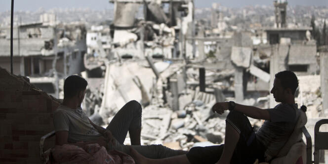 Deux Palestiniens regardent le paysage du quartier de Toufah dans l'est de la bande de Gaza, le 31 août. 