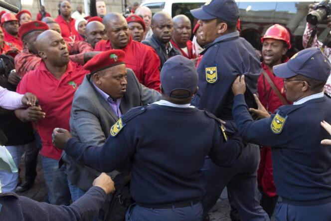 Des membres de l'EFF protestent contre le président Jacob Zuma, au Cap, le 21 août.