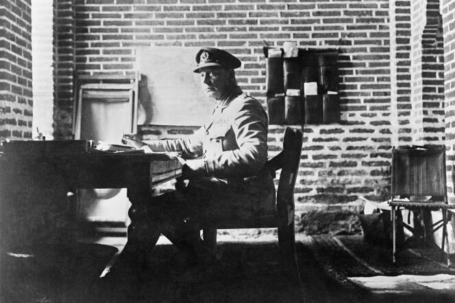 Le général Charles Townshend, dans son quartier général, lors du siège de Kut-el-Amara, fin 1915.